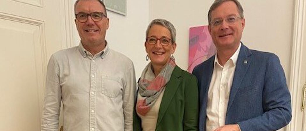 v.l.n.r.:  GF Stefan Burgstaller, Projektmanagerin Sabine Pesl (BIZ-Up), Obmann Mag.(FH) Bernhard Zwielehner